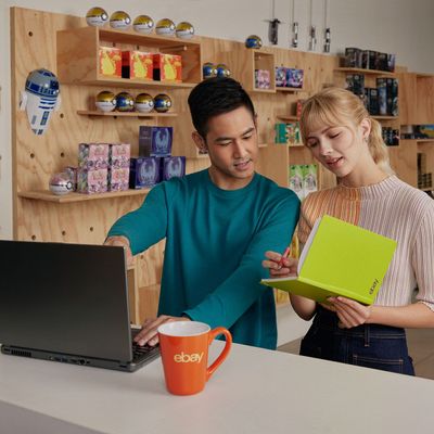 02_collectibles_two_sellers_computer_4668_1200x1200.jpg