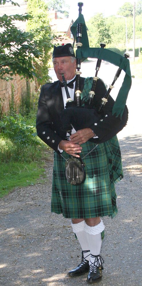bagpiper-1420056-639x1284.jpg